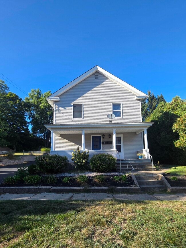 Primary Photo - 82 Jacobs St
