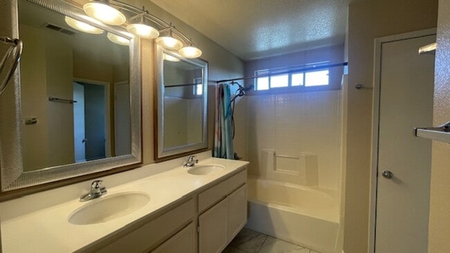 Building Photo - Gorgeous 4 Bedroom, 2.5 Bath with Loft in Rancho Del Oro For Rent!