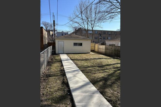 Building Photo - 6321 N Hermitage Ave
