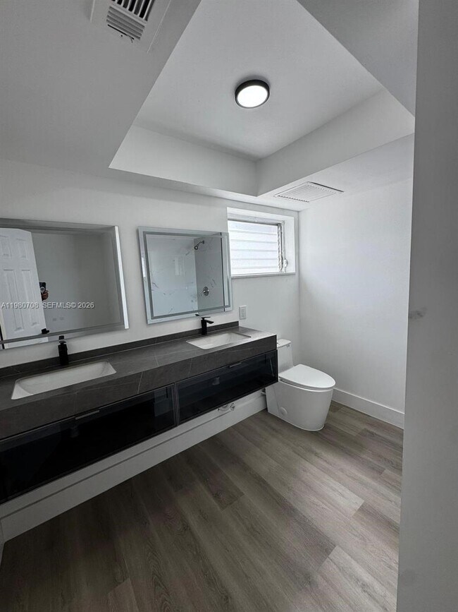 Building Photo - 11840 NE 19th Dr