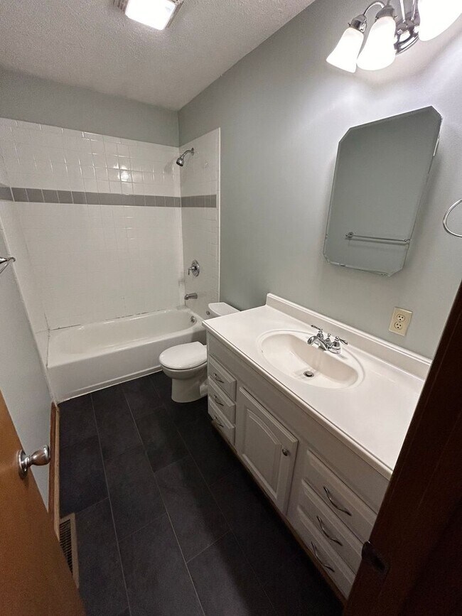 Building Photo - 706 Greenbriar Dr