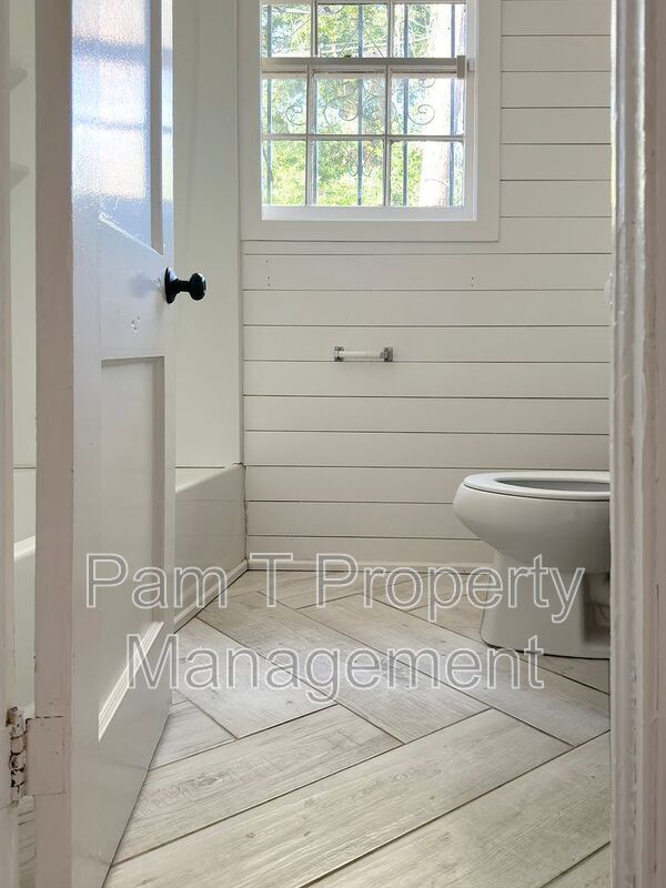 Building Photo - 1112 E Victory Dr