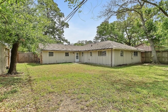Building Photo - 1719 Longhorn Dr