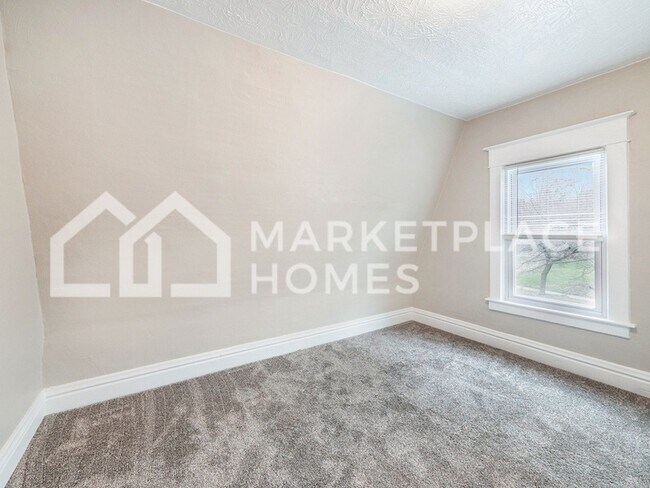 Building Photo - 1105 May St