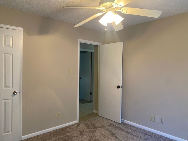 Building Photo - Dreamy 3 bedroom !