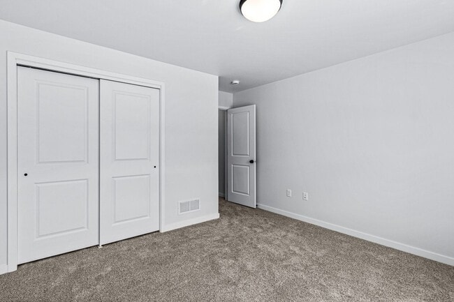 Building Photo - Wonderful 3 Bed Townhome with Large 2 Car ...