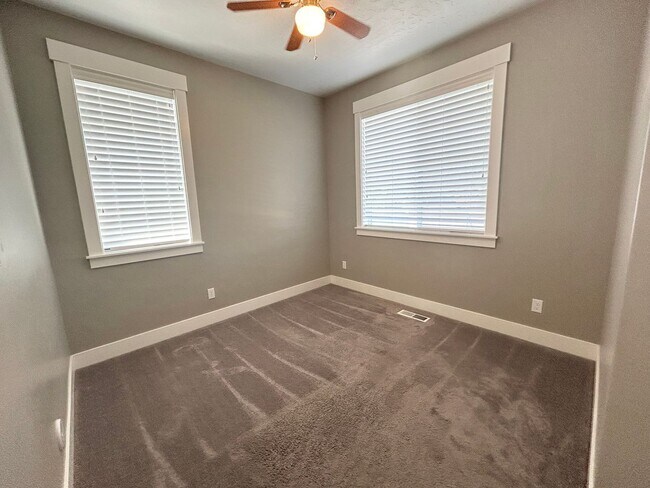 Building Photo - Luxury 3 Bedroom, 2 Bath Home with Granite Kitchen & Fenced Yard