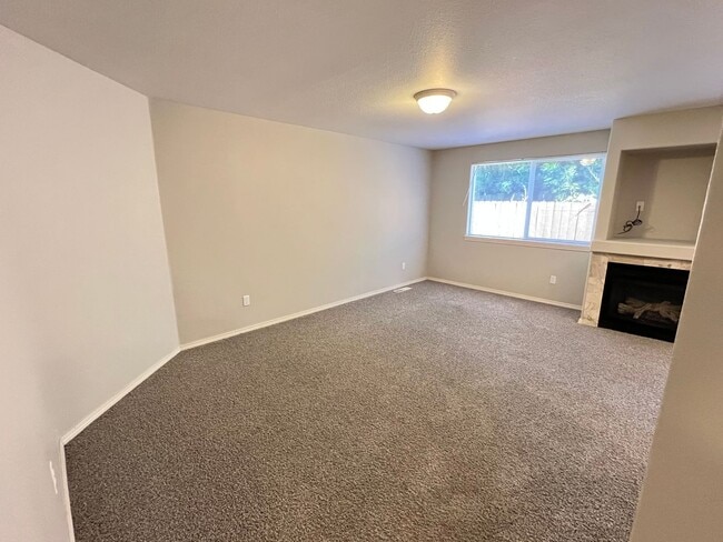 Building Photo - 5546 NE 89th Ave