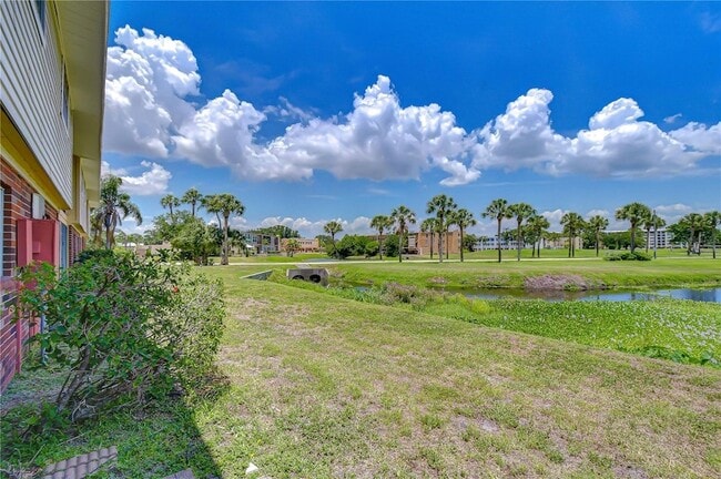 Building Photo - 200 Country Club Dr