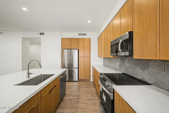 Building Photo - 2084 N Sunset Dr