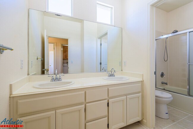 Building Photo - Beautiful Home | Remodeled Kitchen | Centr...