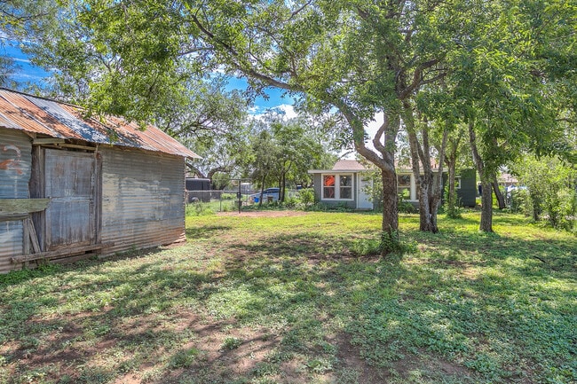 Building Photo - 512 E 18th St