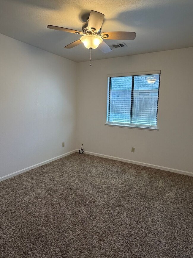 Building Photo - 3 bedroom Townhouse in East Redding