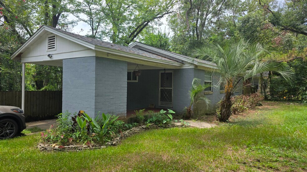 Building Photo - 1701 Pepper Dr