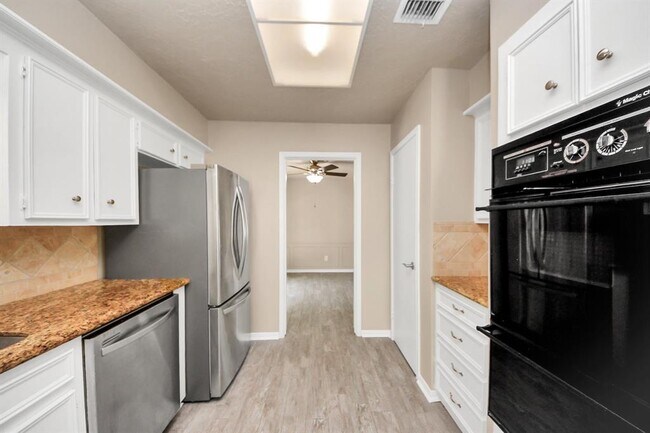 Building Photo - 23223 Canyon Lake Dr