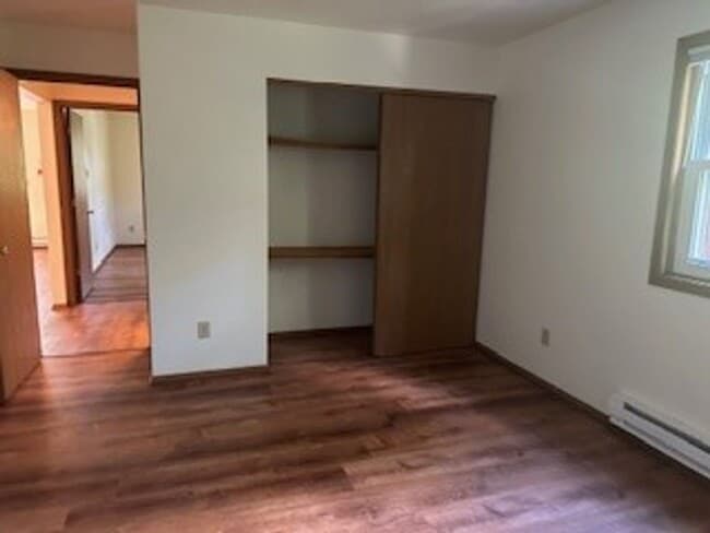 Building Photo - Spacious 2 bed, 1 bath
