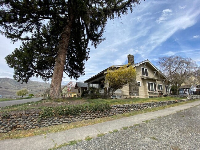 Building Photo - Johnston Triplex