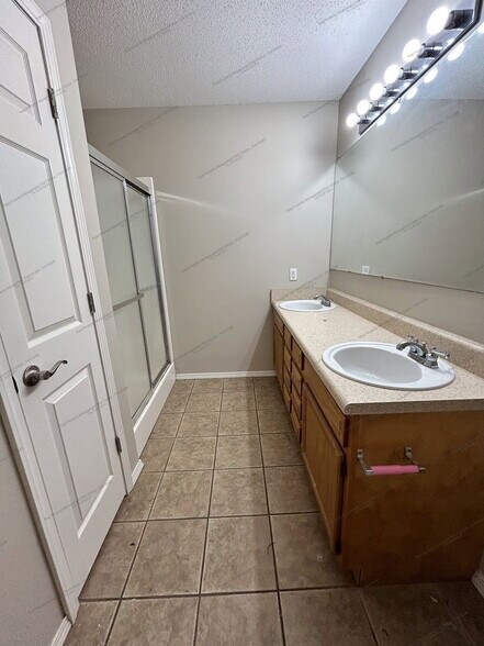 Building Photo - 1475 E Gate Dr