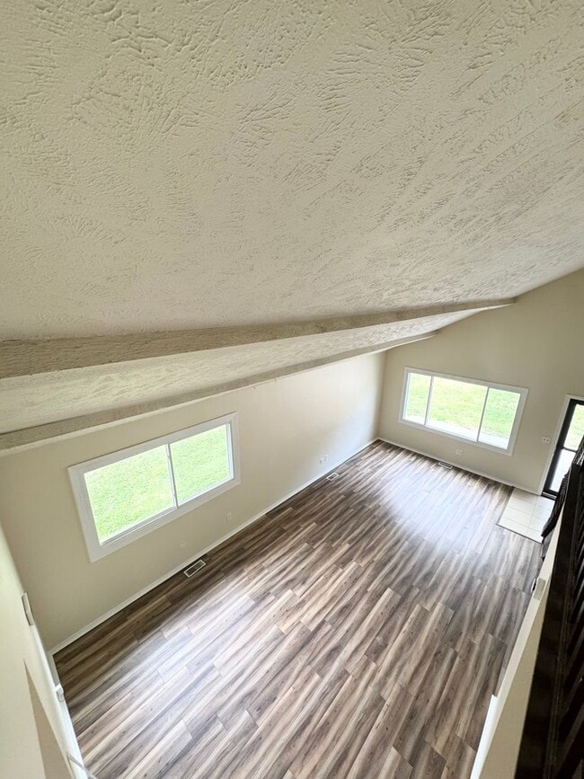 Building Photo - Spacious Two Bedroom Home! Available Now!