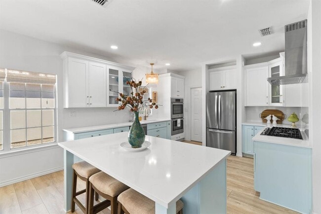 Building Photo - 113 Royal Oaks Dr