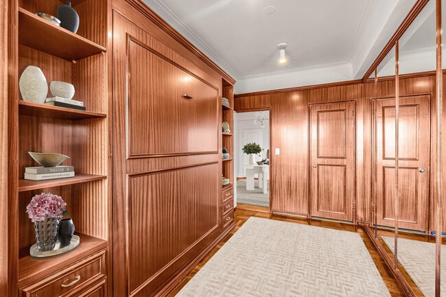 Building Photo - 923 5th Ave