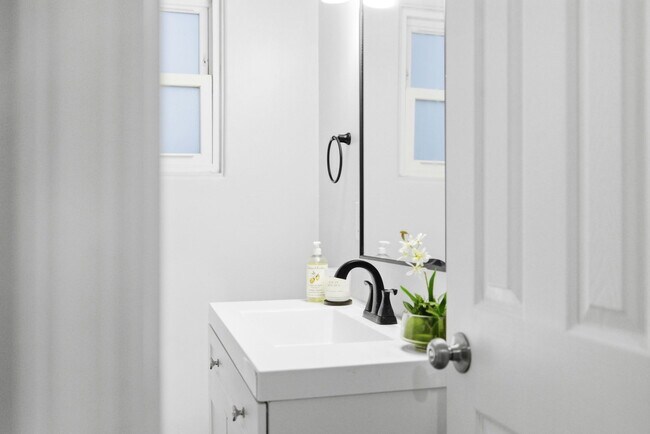 Building Photo - 1404 Lieta St