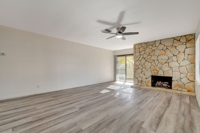 Building Photo - Single Story in the Heart of Las Vegas