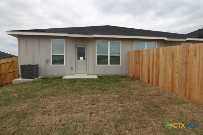 Building Photo - 640 Pacific Crest Trl