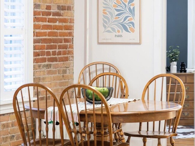 Building Photo - Cap Hill Beautiful 2 Bed Charming and Light Filled condo in the Blenheim