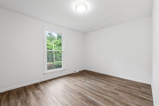 Building Photo - Beautiful Pet Friendly 3 bedroom home for ...