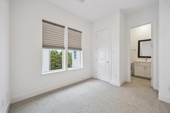 Building Photo - 823 Paige St