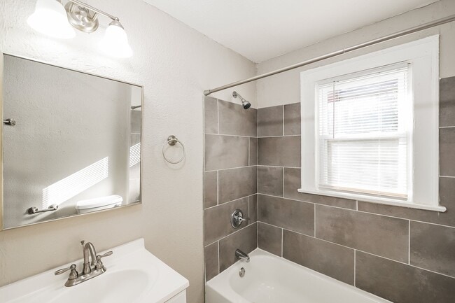 Building Photo - 3772 N Parker Ave