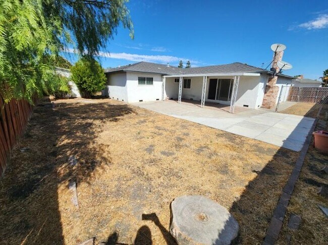 Building Photo - 324 Brookside Dr