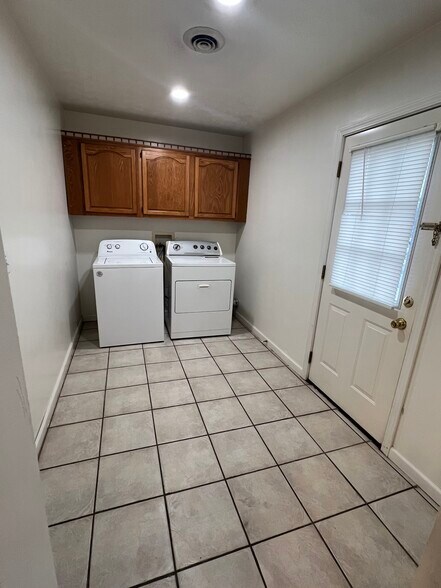 Building Photo - 605 N Main St