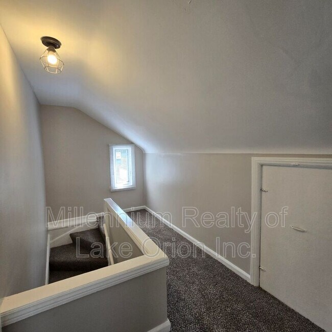 Building Photo - 614 E Tennyson Ave