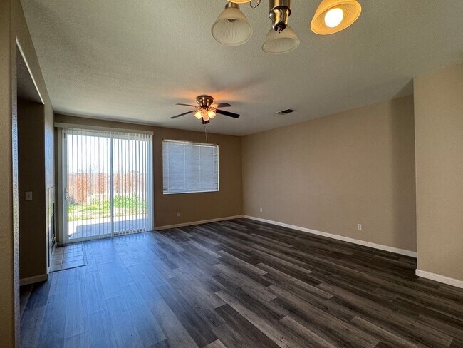 Building Photo - Four Bed, Two Bath Home Close to Hwy 99 an...