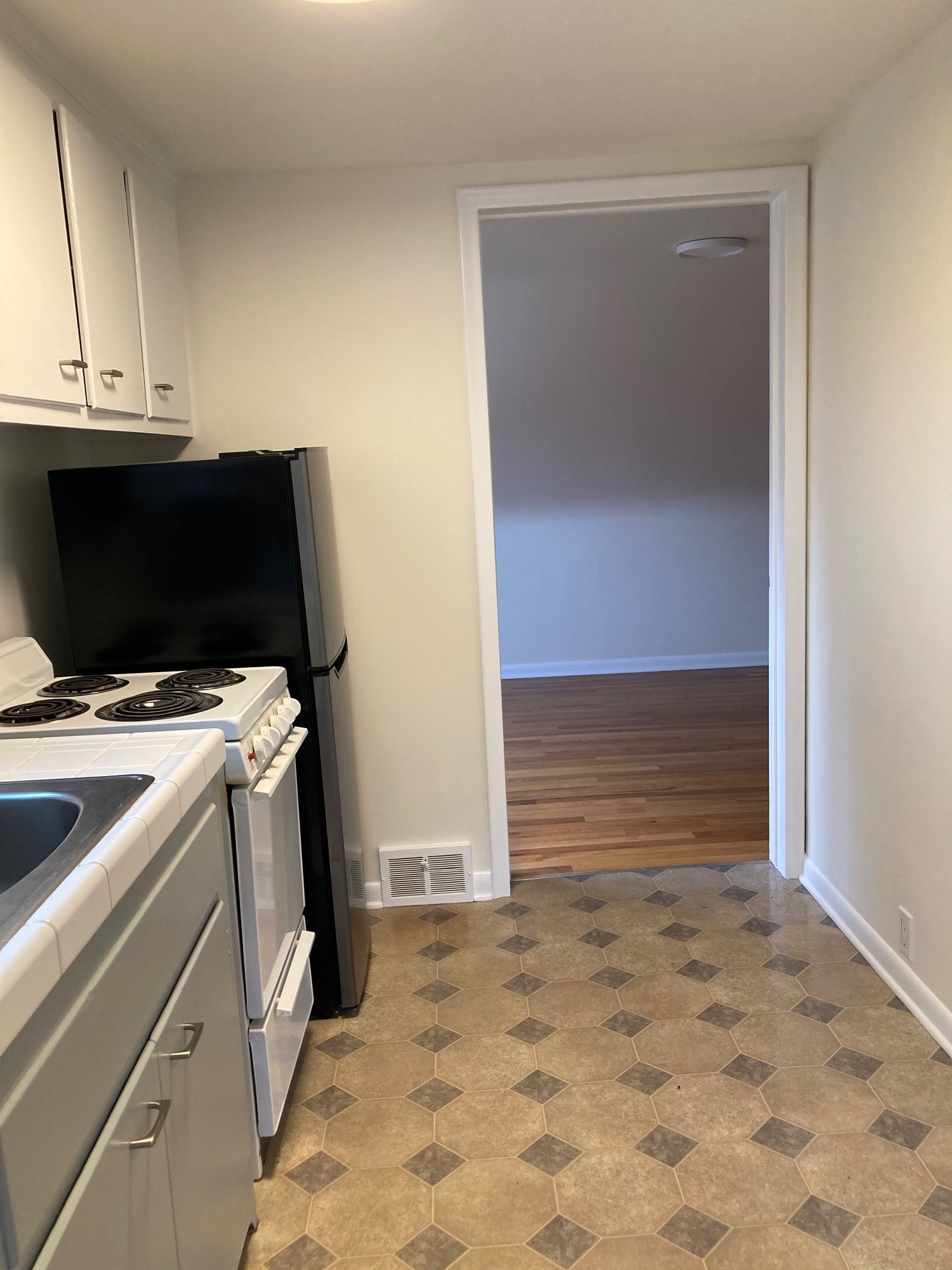 Building Photo - 3097 Lincolnview St