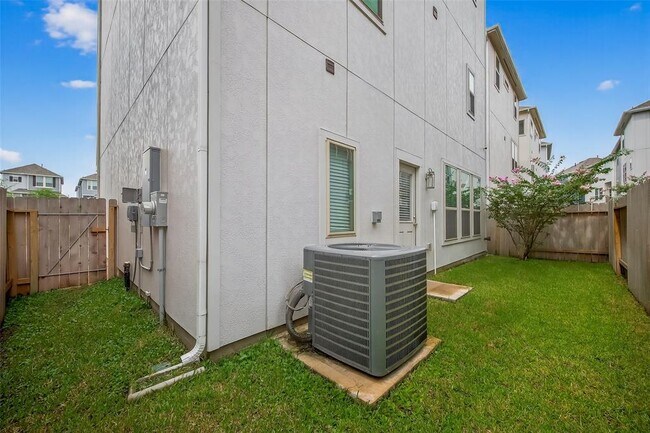 Building Photo - 2013 Kirby Landing Dr