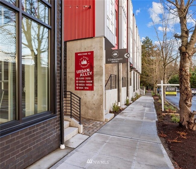 Building Photo - 3 Bedroom Townhome in Seattle