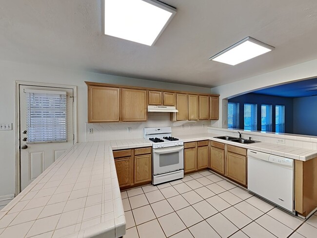 Building Photo - 31442 Camden Village Dr