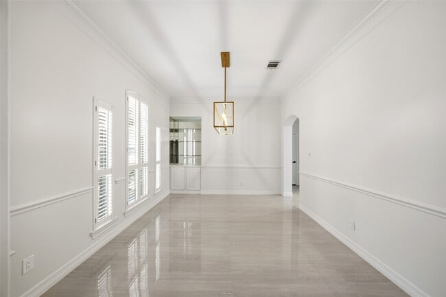 Building Photo - 5622 Lake Pl Dr