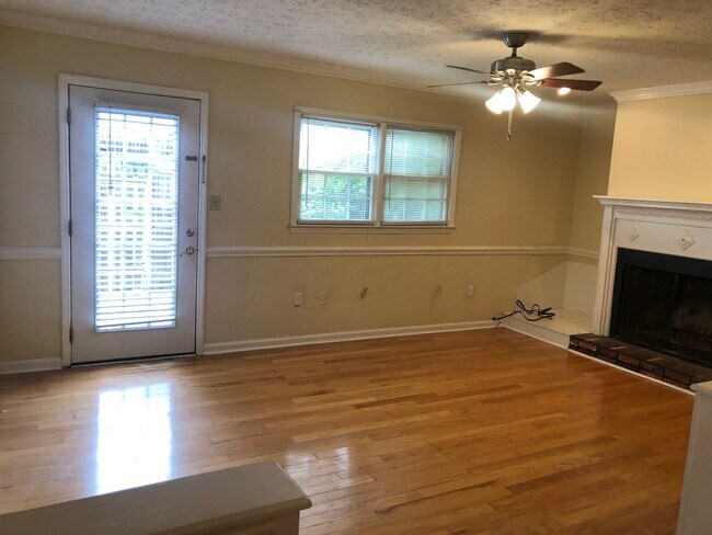 Building Photo - 2 Bed 2.5 Bath Condo