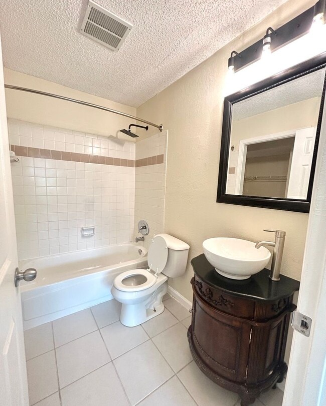 Building Photo - 1 Bed/1 Bath Apartment in Community with G...