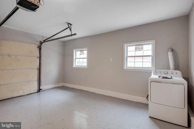 Building Photo - 2327 Wyngate Rd