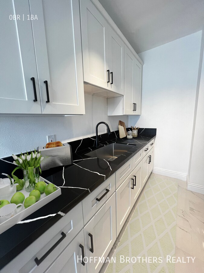 Building Photo - 511 Serrano Ave