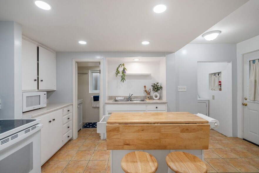 Building Photo - 832 Cypress Ave