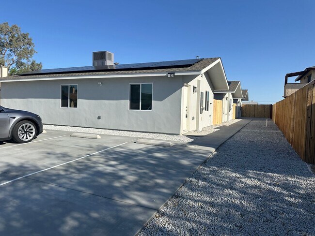 Primary Photo - 928 W Perdew Ave
