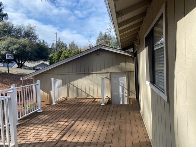 Building Photo - Adorable 3/2 on corner lot In Lake of the Pines