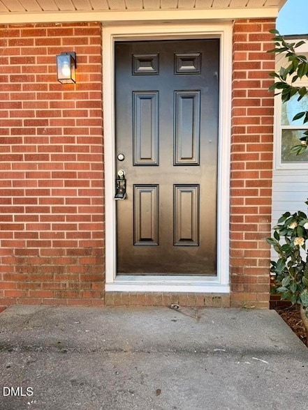 Building Photo - 910 E Divine St