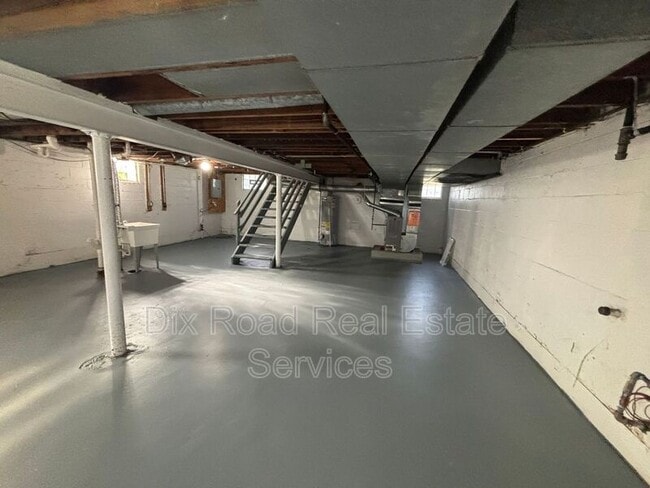Building Photo - 713 Verona Rd